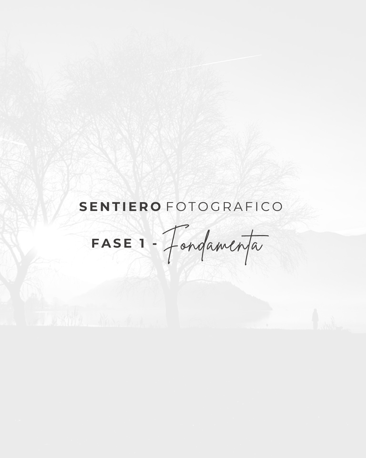 Immagine del prodotto Fase 1 — Fondamenta del Sentiero Fotografico, con titolo e logotipo su sfondo chiaro.