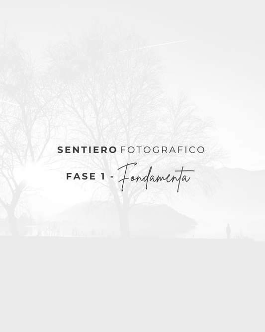 Immagine del prodotto Fase 1 — Fondamenta del Sentiero Fotografico, con titolo e logotipo su sfondo chiaro.