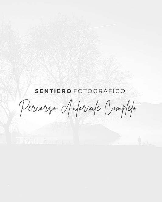 Immagine del prodotto Percorso Completo del Sentiero Fotografico, con titolo e logotipo su sfondo chiaro.
